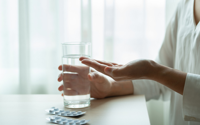 Drinking water and taking tablets