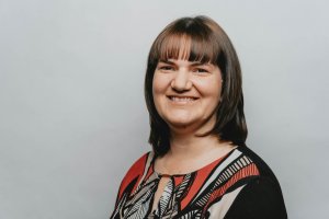 Josefa Domingos is a specialist physiotherapist, researcher, and educator with more than 20 years of experience dedicated exclusively to Parkinson's