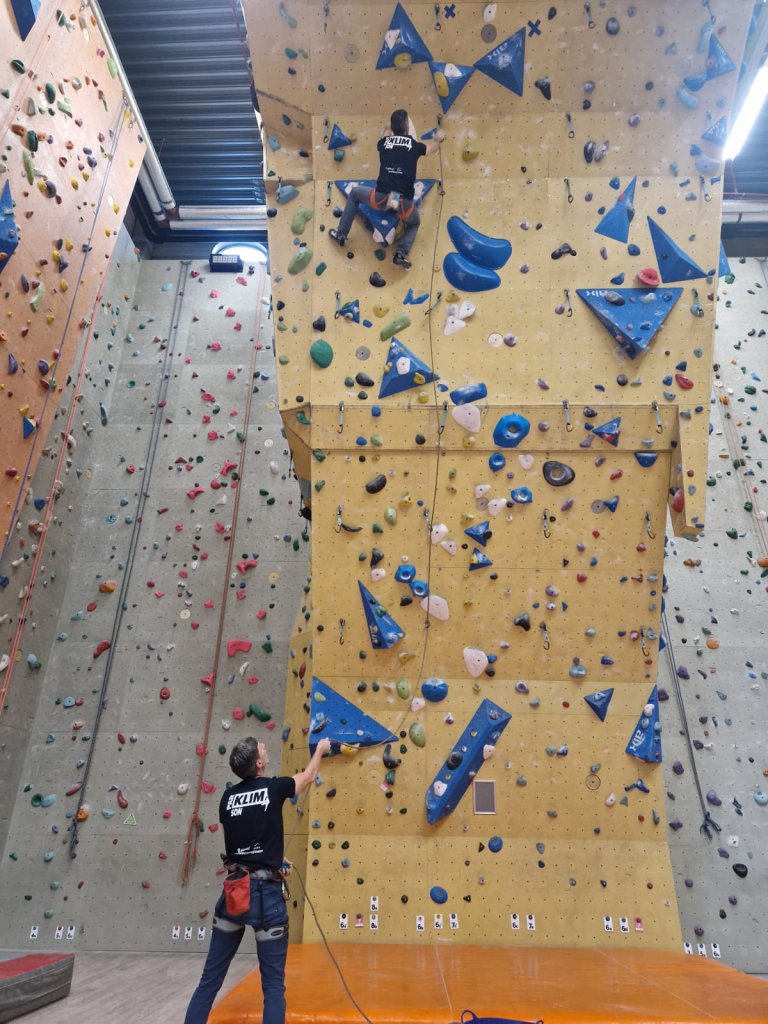 Ton belaying Jordi Cruz in Tilburg